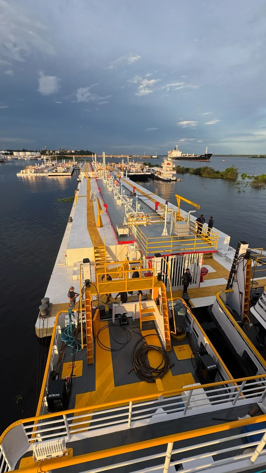 Frota atracada no porto de Manaus ao entardecer