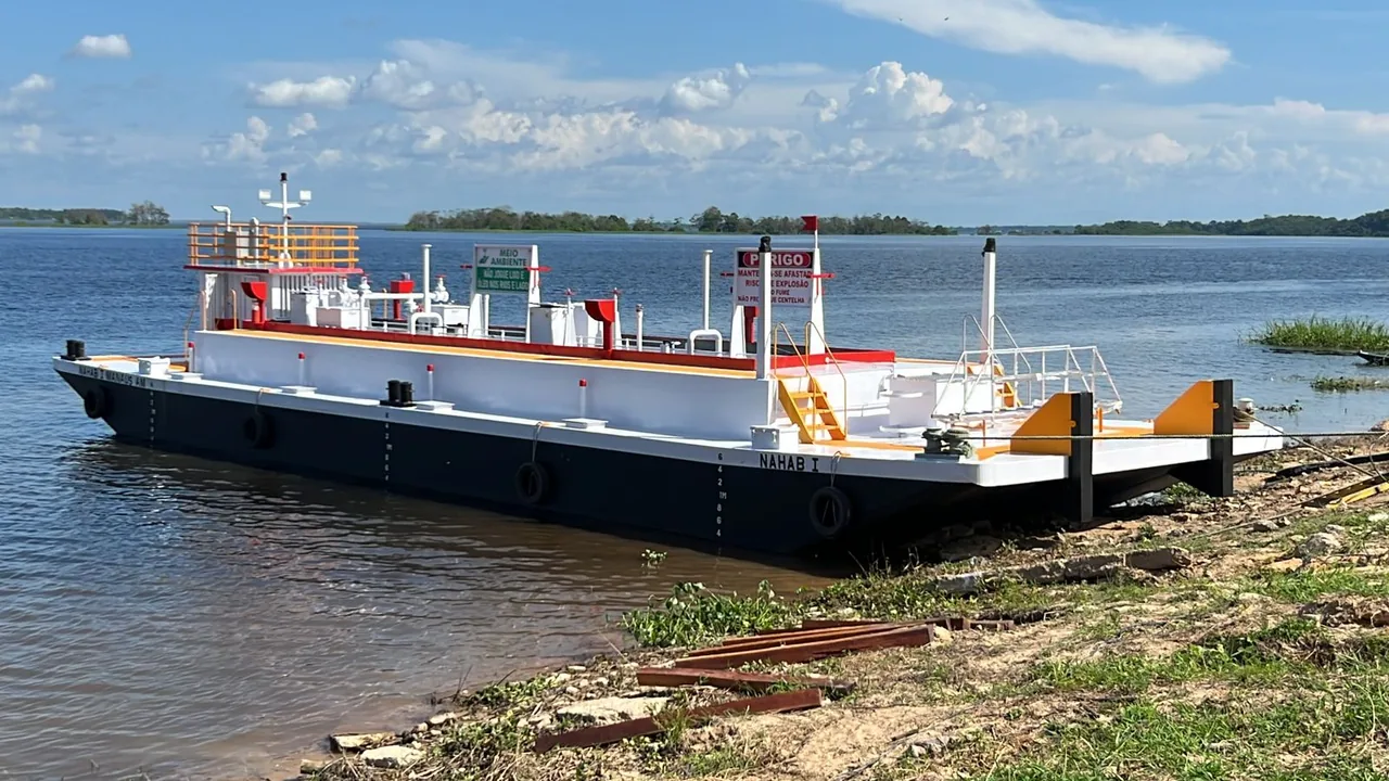 Balsa-tanque atracada no porto de Manaus