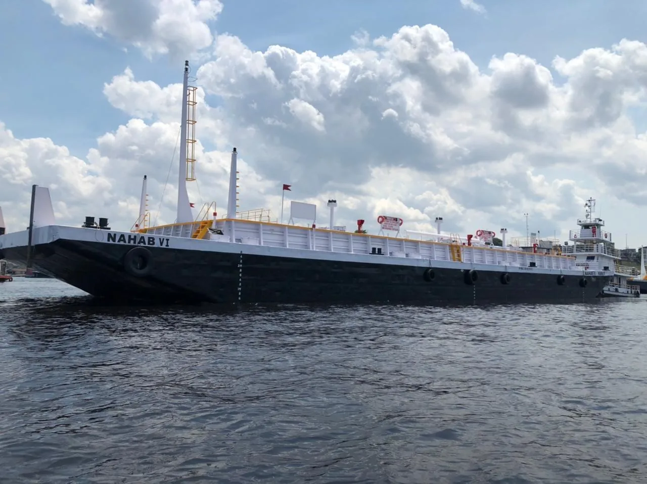 Balsa-tanque navegando na bacia amazônica