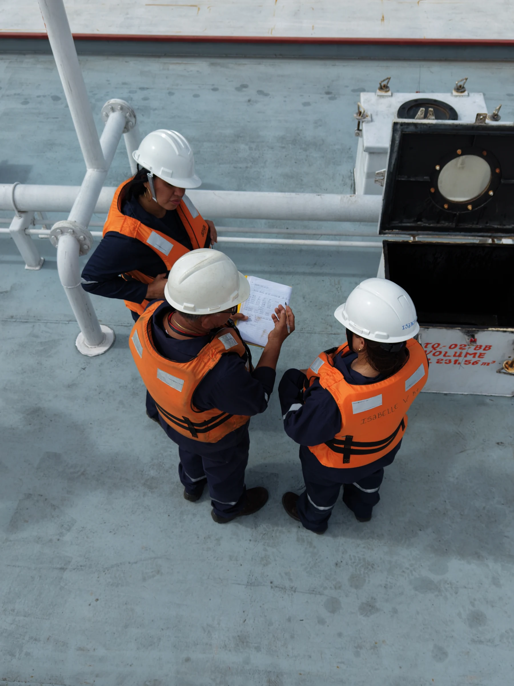 Equipe técnica em inspeção da operação